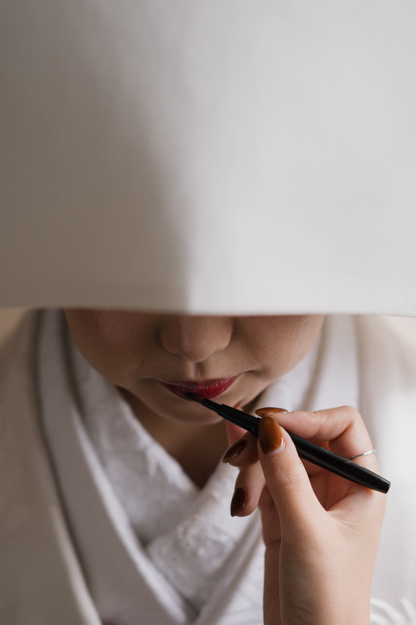 戴著白色綿帽子、身穿白無垢的京都新娘特寫