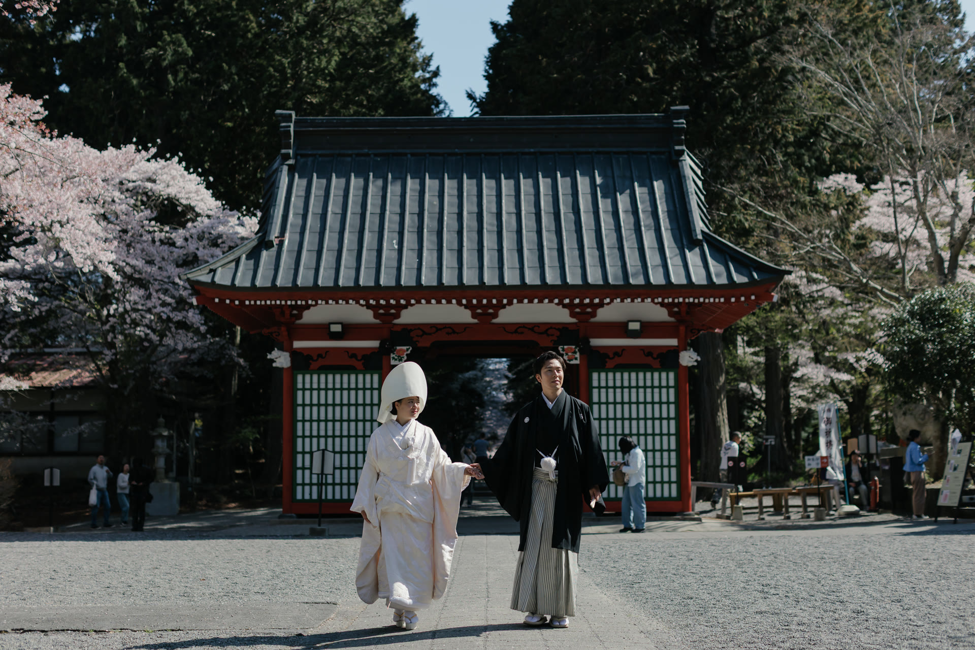 富士山周邊的神社門前,穿著和服的新人