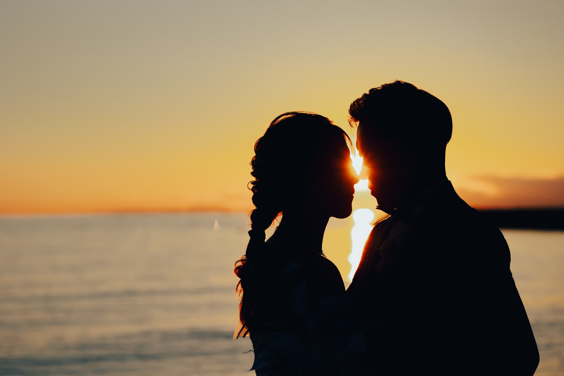 夕陽落入沖繩海面時,新人相對而立的剪影