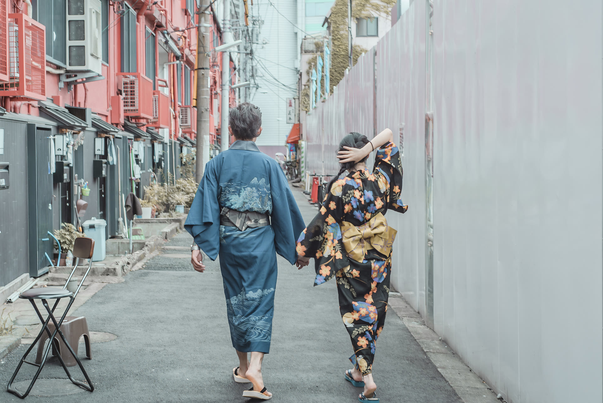 和服新人牽著手,走過東京安靜的巷弄