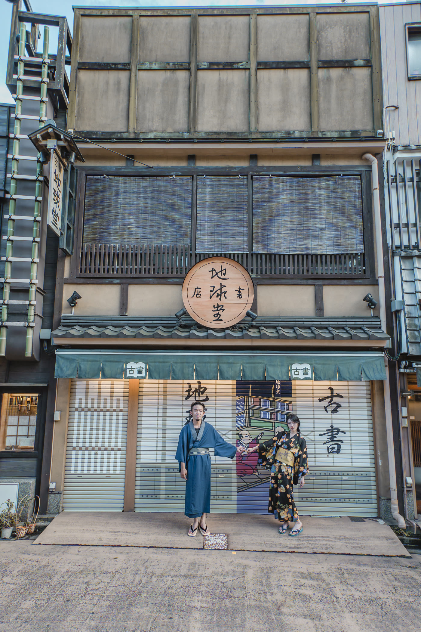 和服新人站在東京一間木造舊書店前