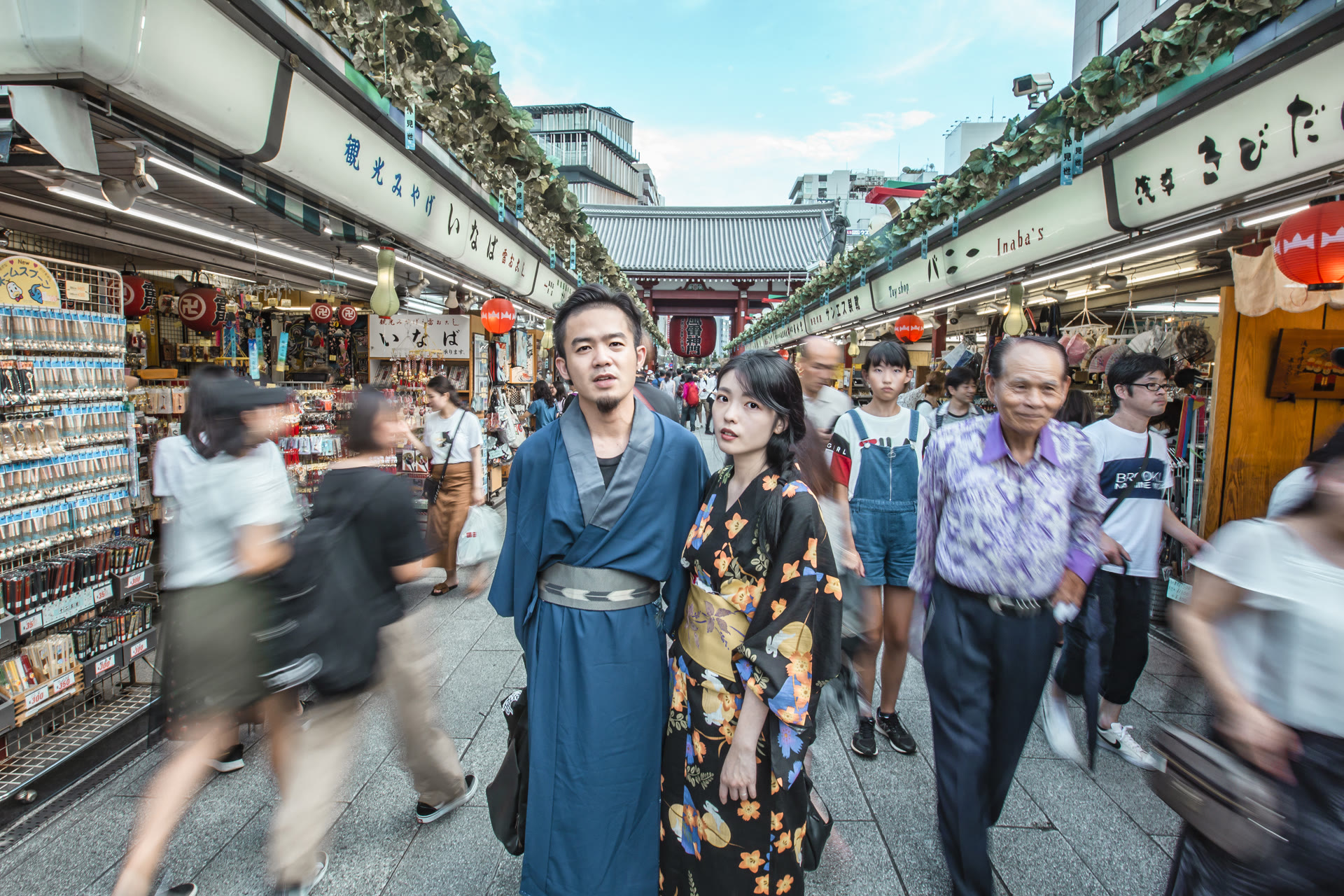 和服新人走過淺草仲見世商店街