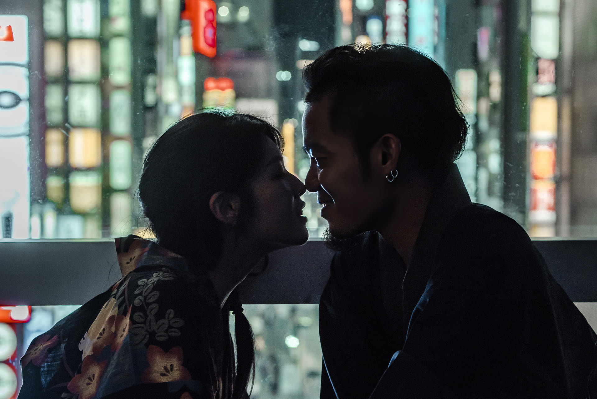 東京霓虹夜色中,和服新人的剪影