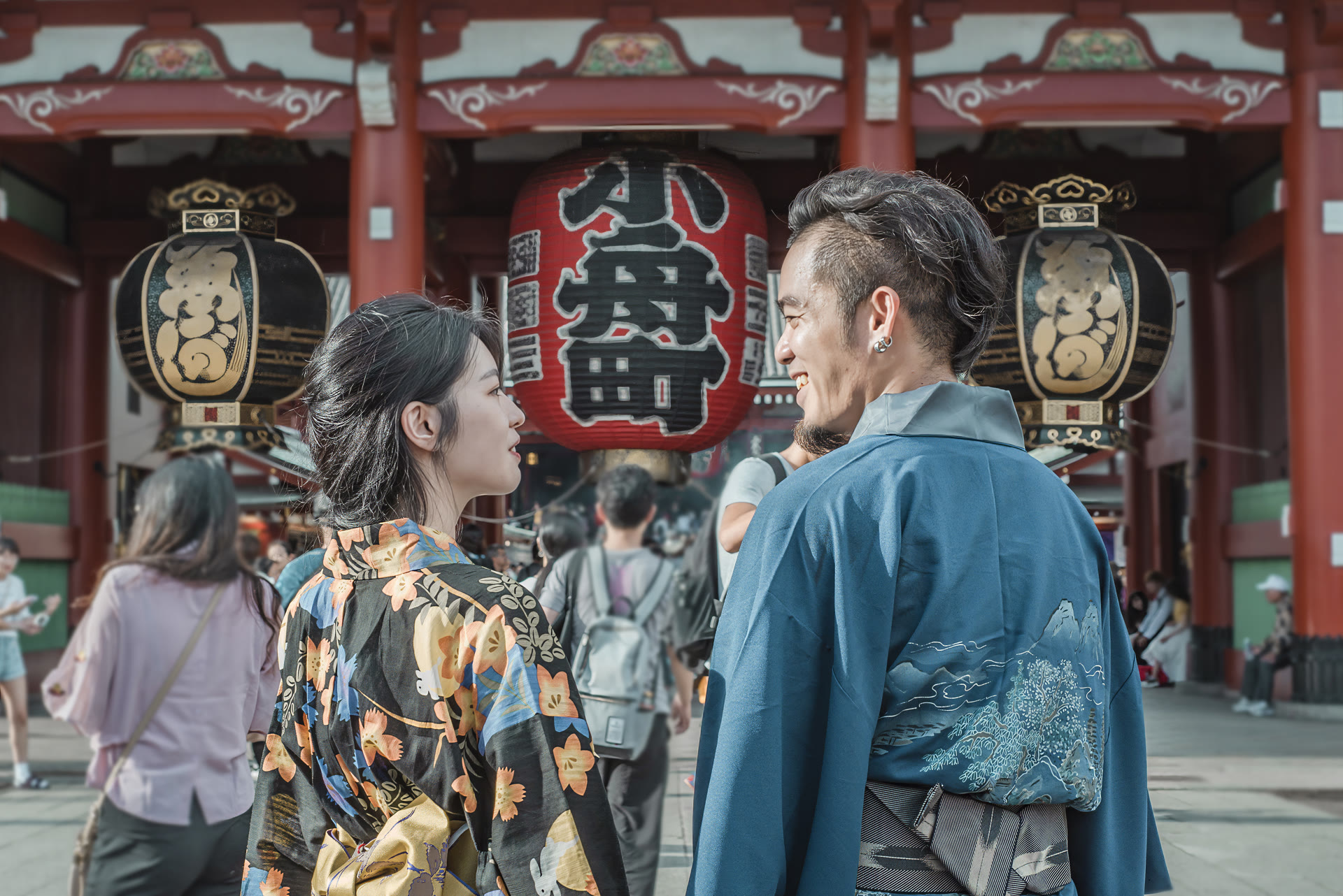 和服新人站在淺草寺雷門前