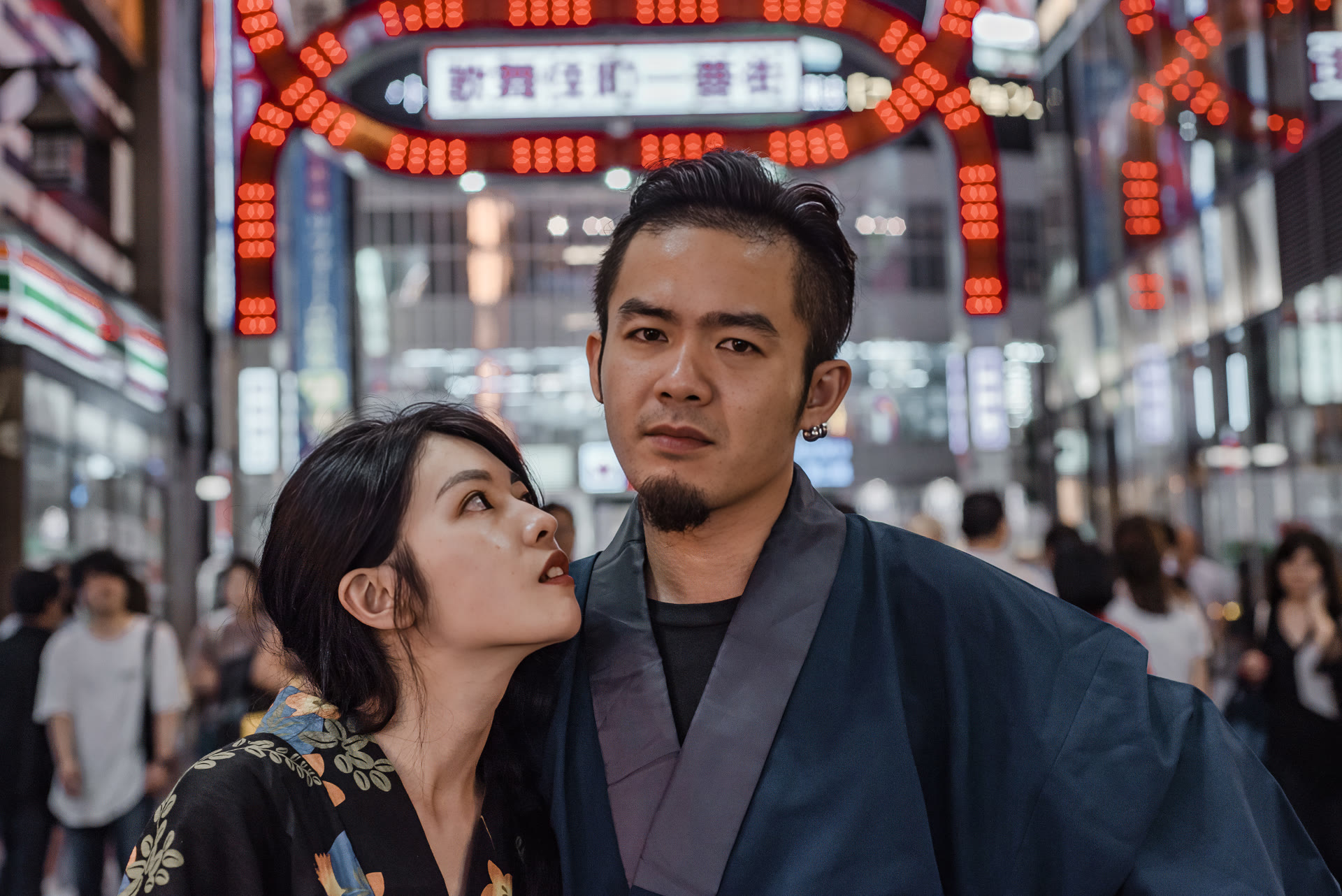 和服新人站在東京鬧區的霓虹招牌下