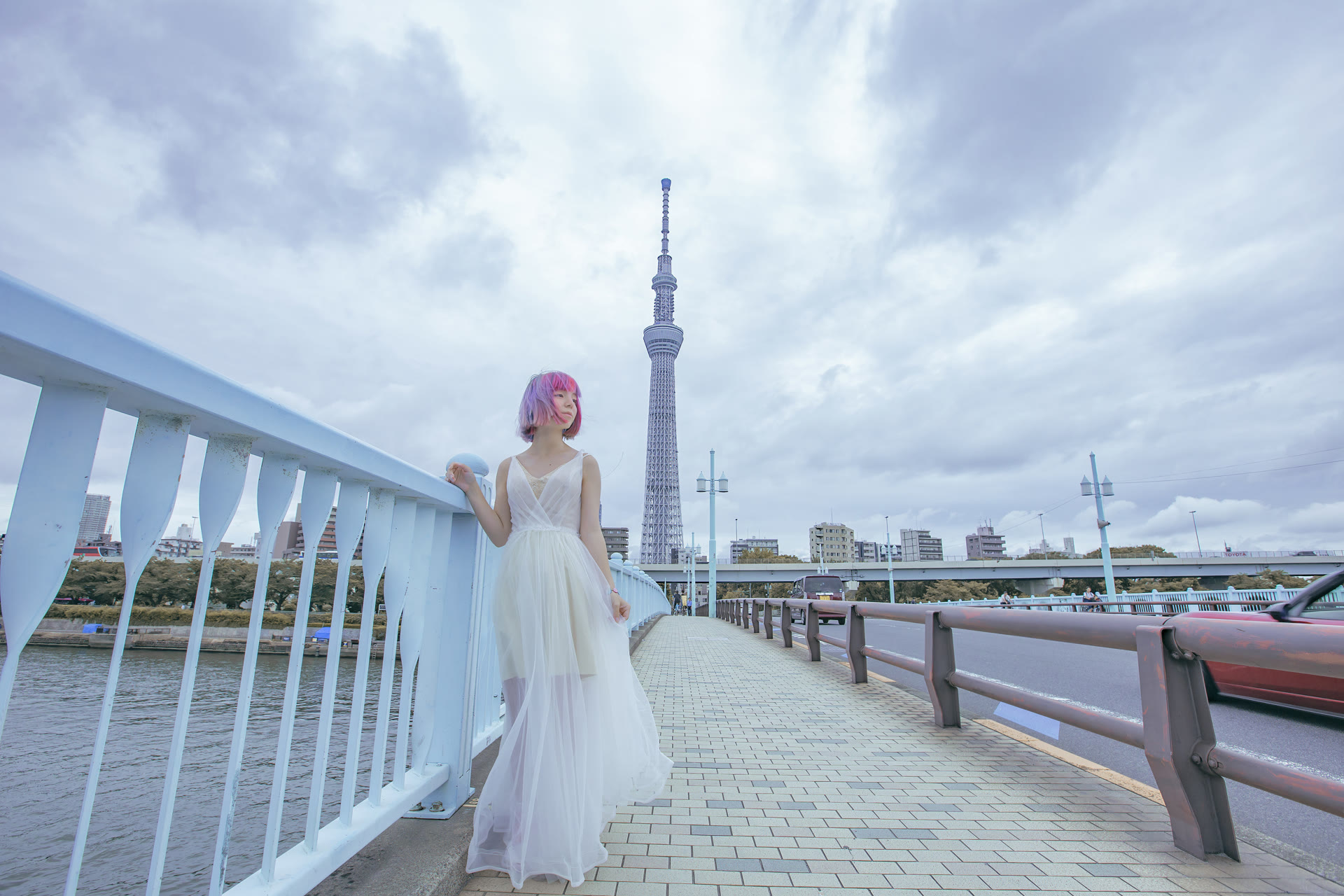 新娘站在河岸橋上,遠方是東京晴空塔