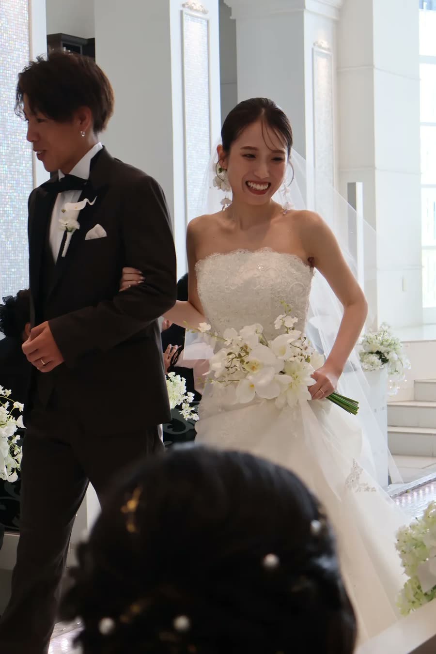 新郎新娘在賓客注視下走進宴會廳