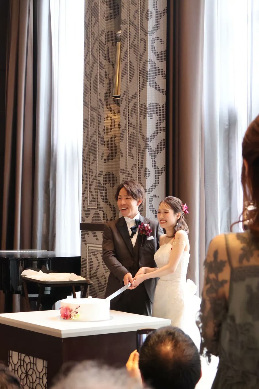 新人在宴會中切結婚蛋糕