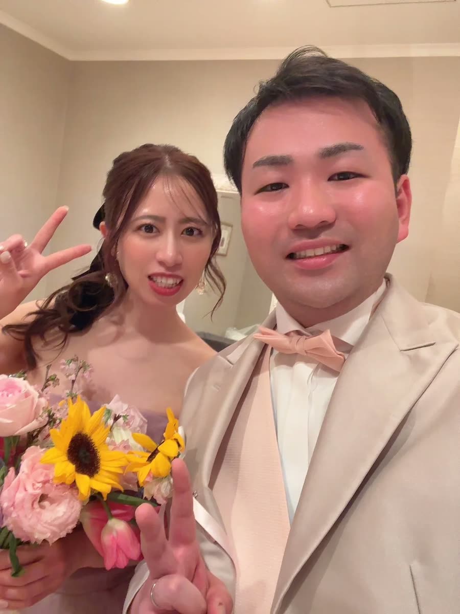 新郎新娘拿著向日葵捧花近距離自拍