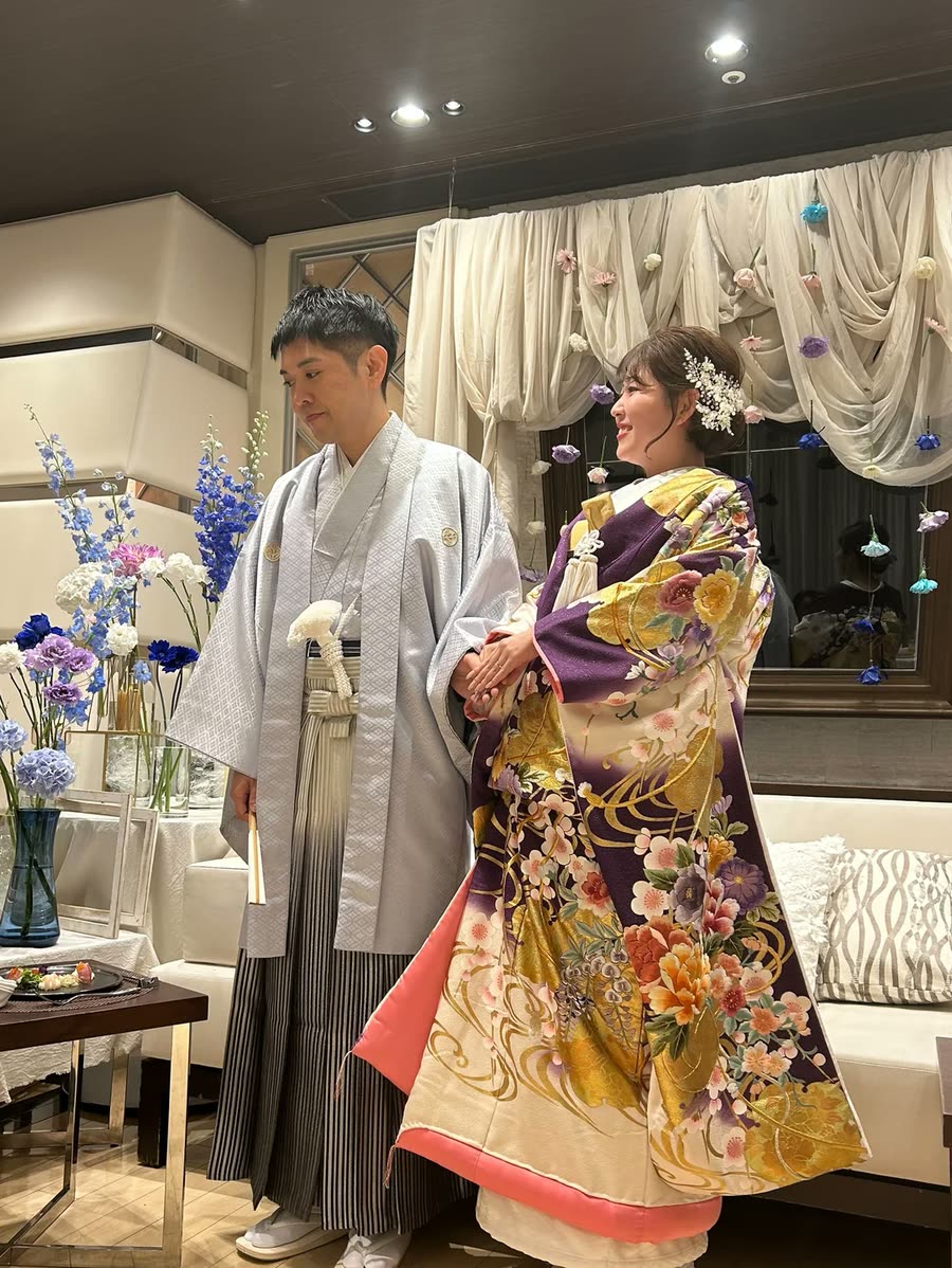 身穿袴的新郎與金色刺繡色打掛的新娘