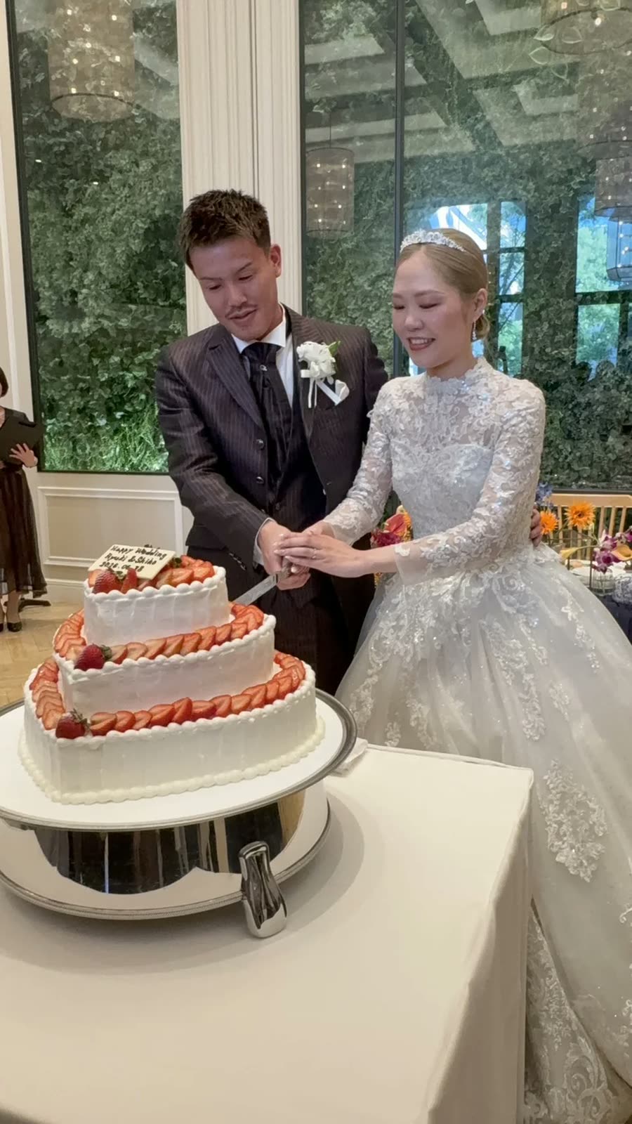 新人切草莓結婚蛋糕