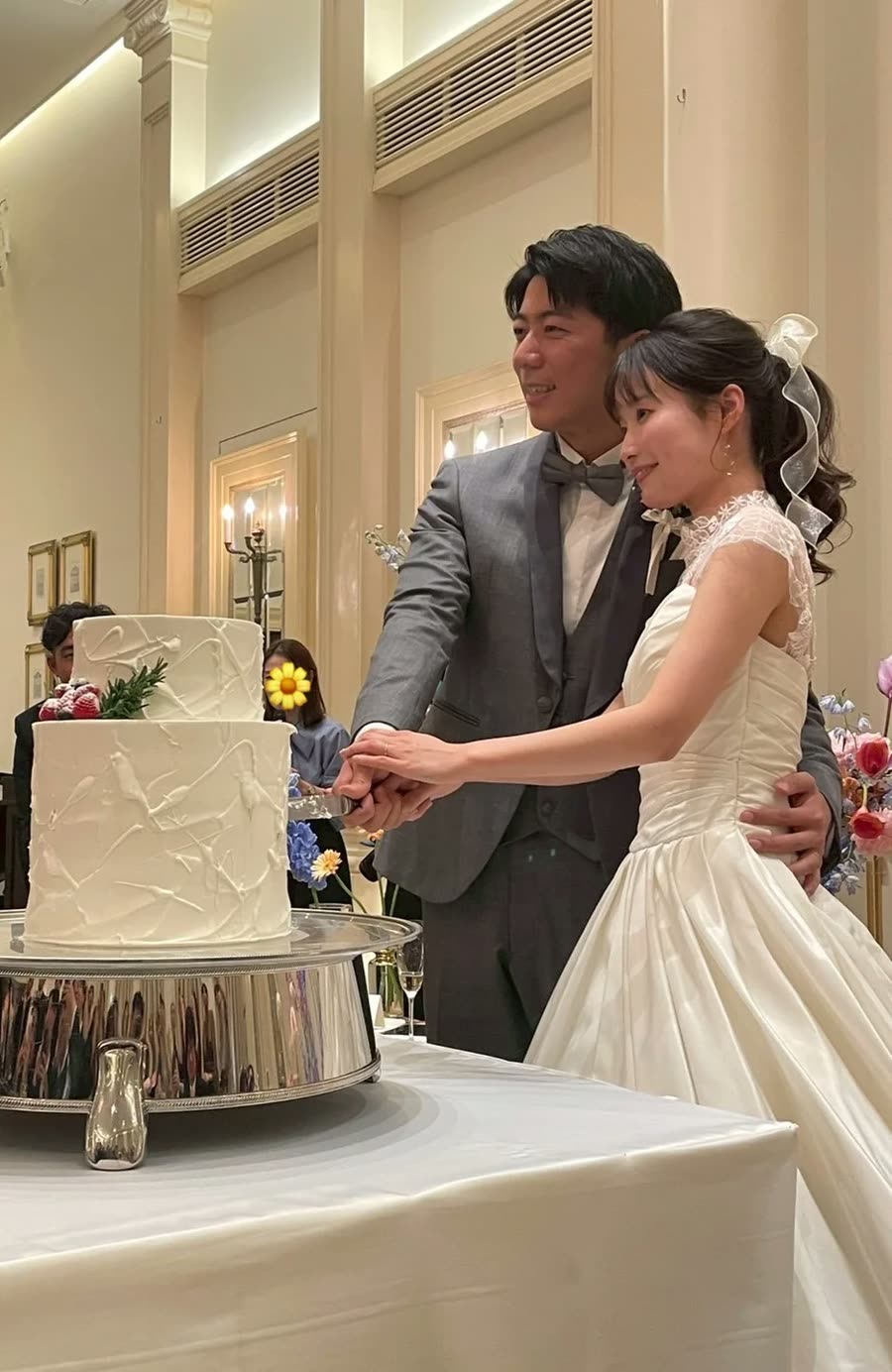 新人在古典風格宴會廳切白色蛋糕