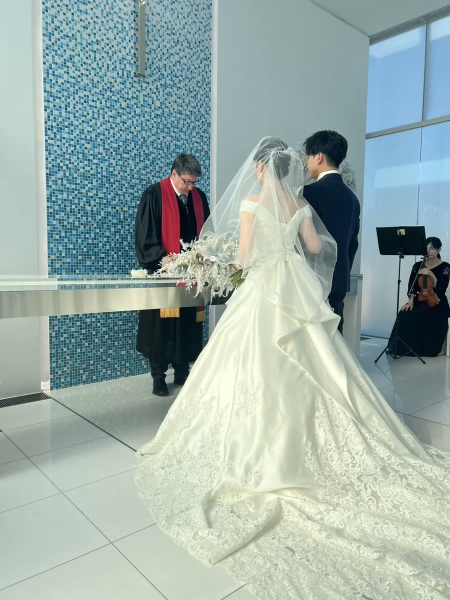 在明亮的白色教堂舉行儀式